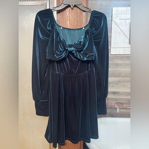 Elegant Emerald Green Velvet Dress with Bow